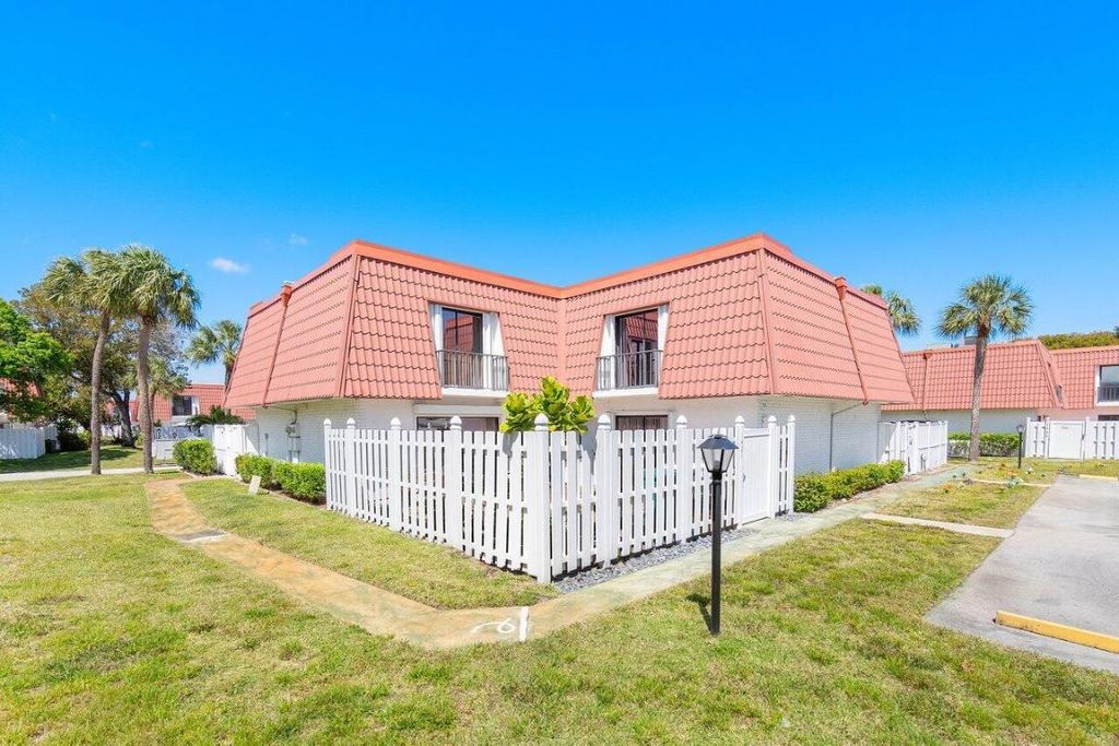 Photo of 1421 SW 28th Avenue, Boynton Beach, FL 33426 (MLS # R10973496)
