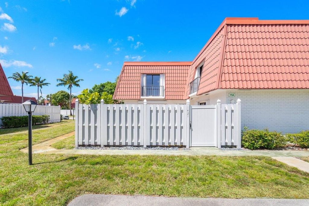 Photo of 1421 SW 28th Avenue, Boynton Beach, FL 33426 (MLS # R10973496)