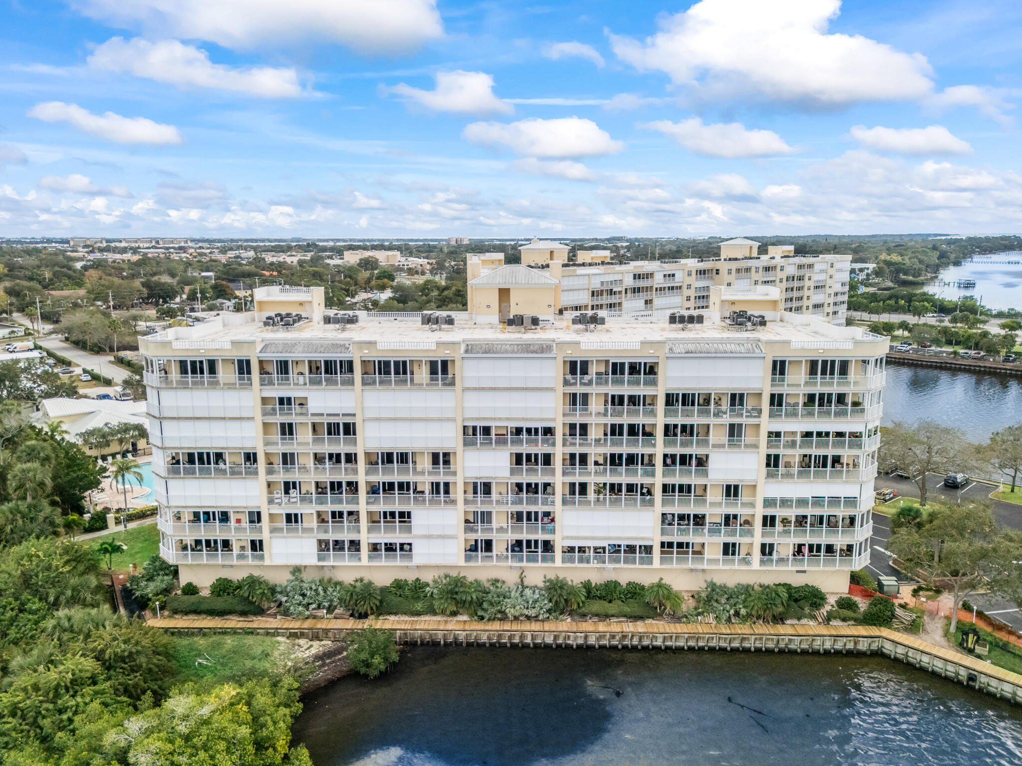 ISLAND POINTE CONDO PH 1A - Residential