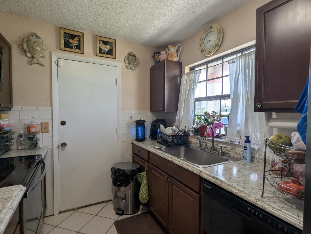 2351 SE Fruit Avenue, Port St Lucie, FL, 34952/$325,000 2 2351 SE Fruit Avenue