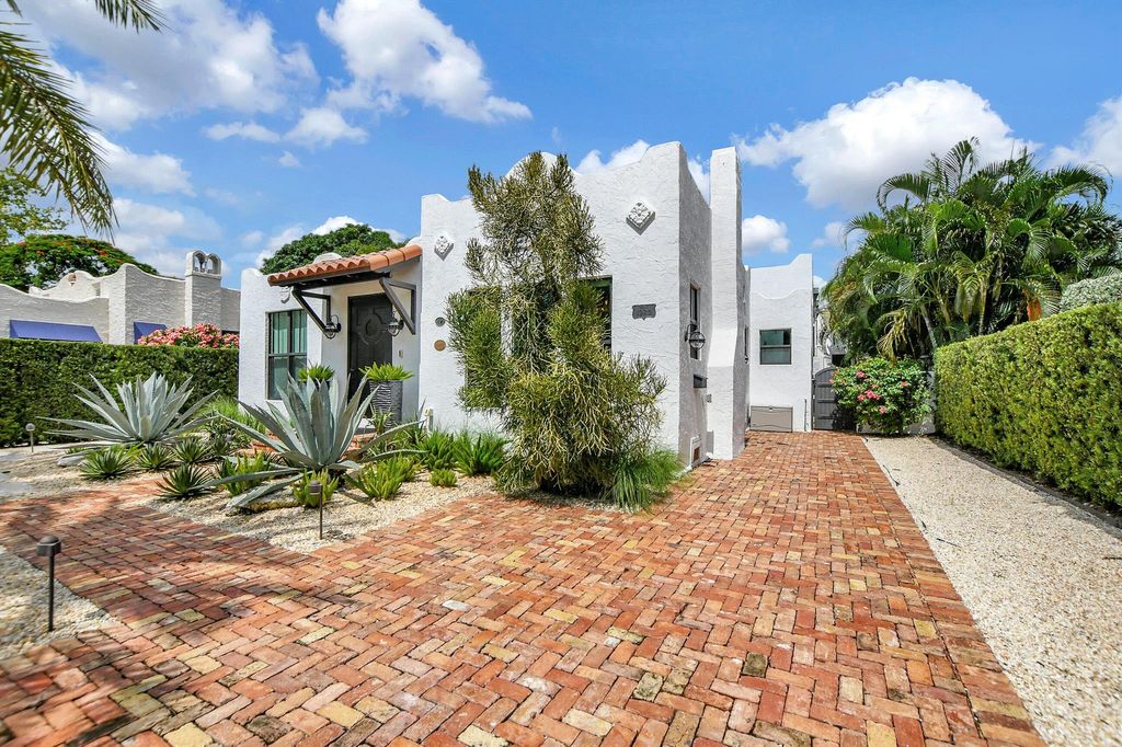 Photo of 19 N Dixie Boulevard, Delray Beach, FL 33444 (MLS # R10922172)