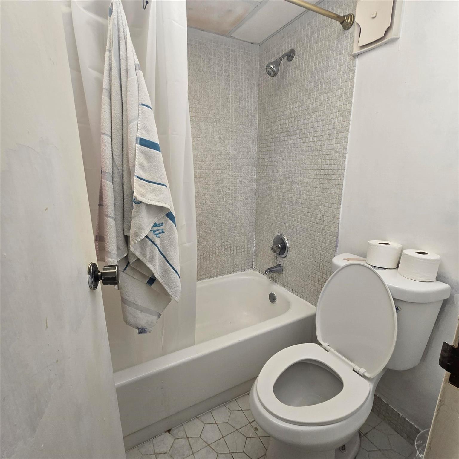 3000 RIVERSIDE DR 208-1