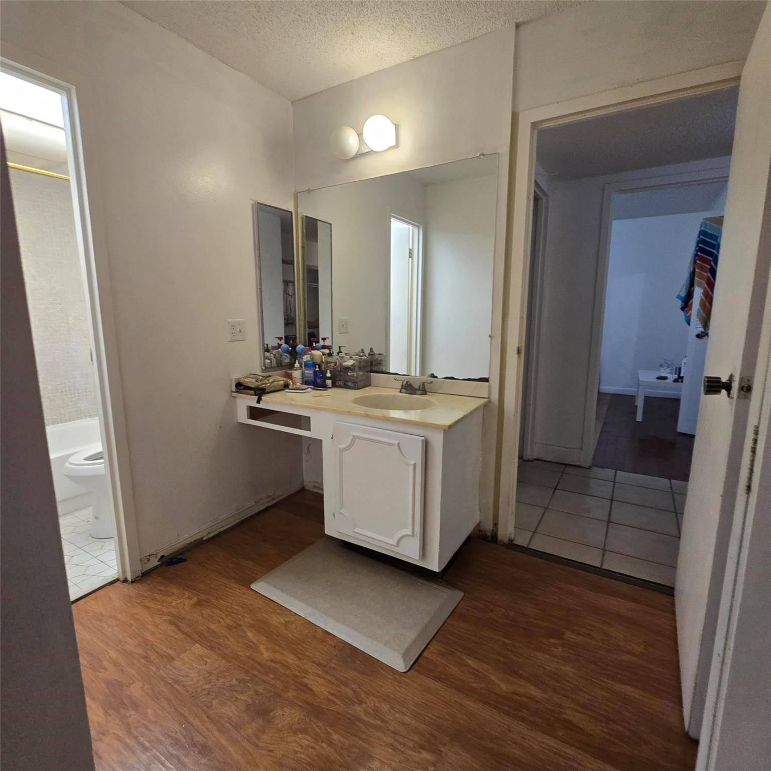 3000 RIVERSIDE DR 208-1