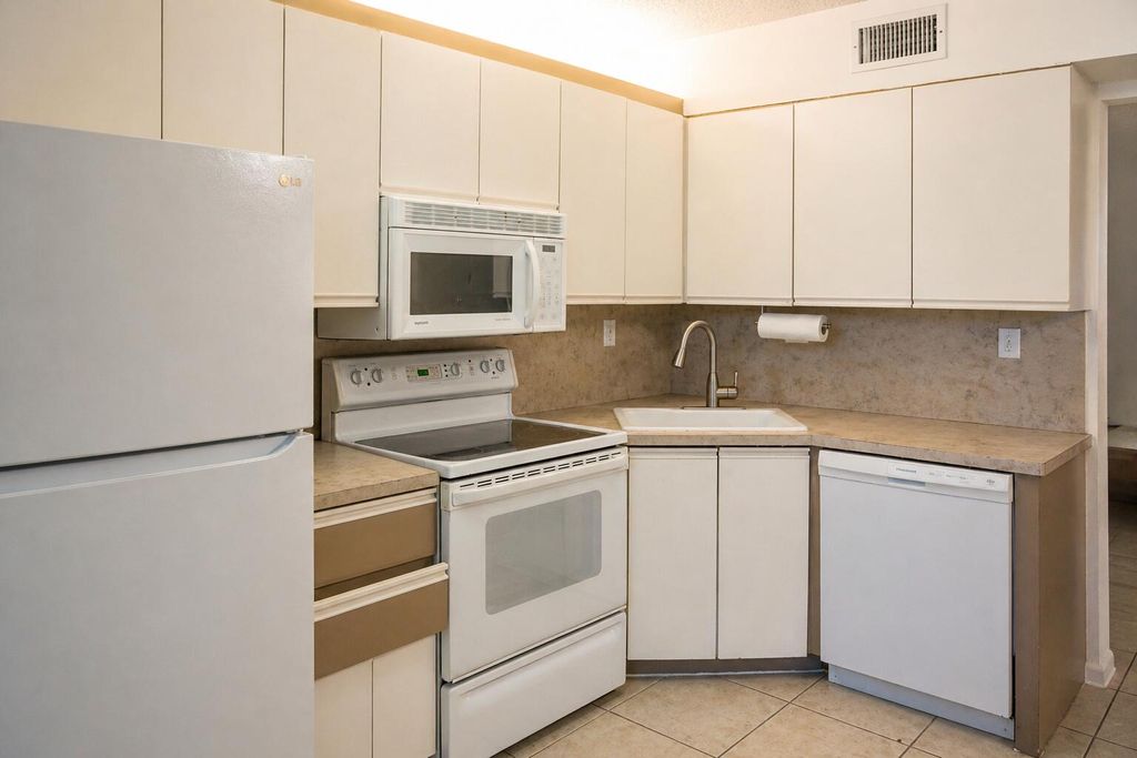 Photo of 5910 Morningstar Circle #202, Delray Beach, FL 33484 (MLS # B26020996)