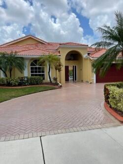 In-law suite, in great neighborhood of north springs. private entrance, private pool and great lake view. Fully furnished, king sized bed. electricity and water included. parking spot included