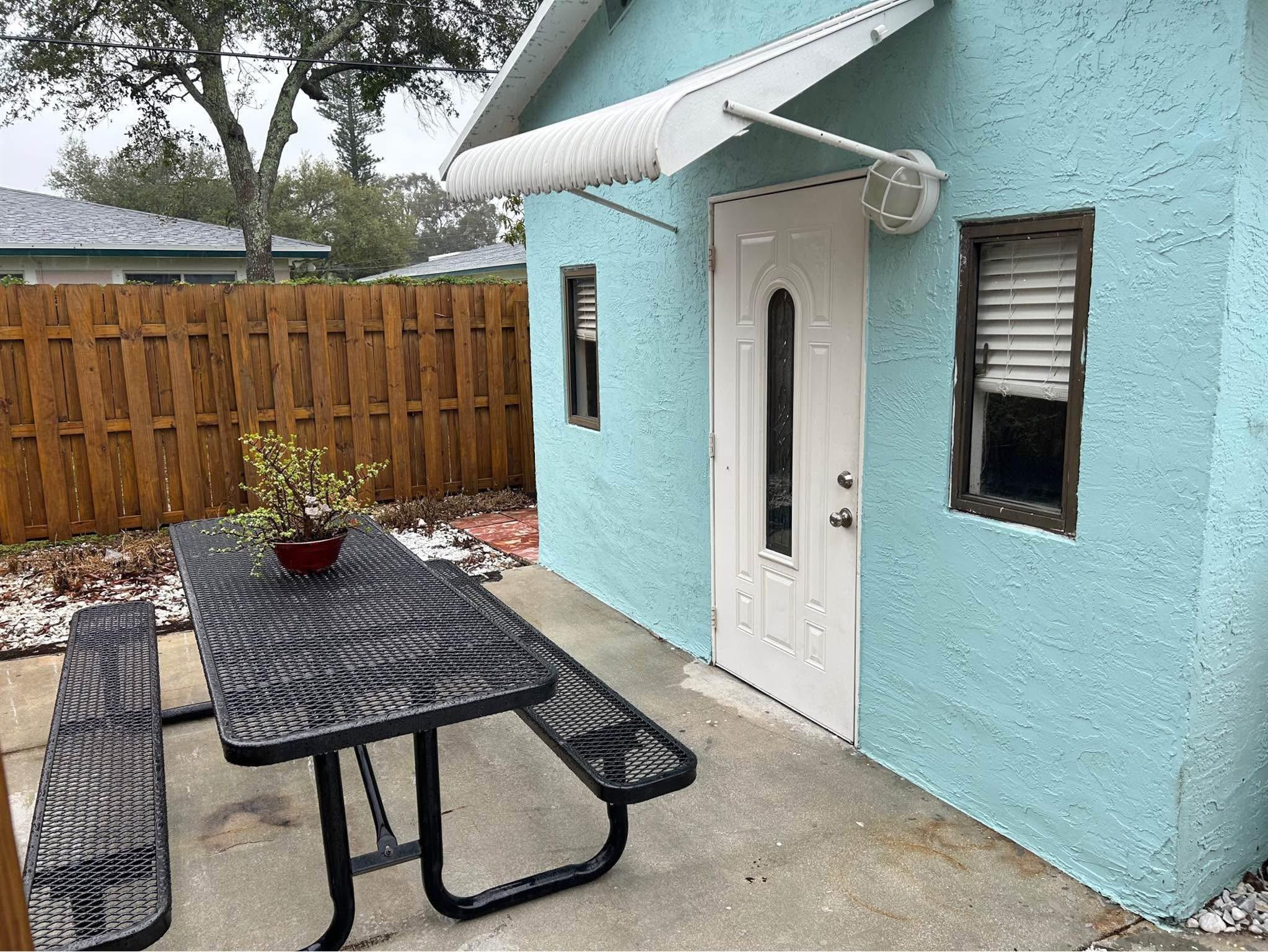 Fully Furnished 1 Bed/1 Bath Apartment - All Bills Paid - Great Location!
Looking for a hassle-free move-in? This fully furnished 1 bedroom, 1 bathroom apartment is ready for you! Conveniently located near major highways, downtown Fort Lauderdale, and the airport, this is the perfect spot for those who want to be close to everything.
Features:
• Fully furnished - just bring your suitcase!
• All utilities included (water, electricity)
• Spacious living area with modern décor
• Fully equipped kitchen with appliances
• Comfortable bedroom with ample storage
• On-site laundry
• Off-street parking available
Quick access to I-95 and major highways, Minutes from downtown Fort Lauderdale, Las Olas, and the beach. Easy commute to Fort Lauderdale-Hollywood International airport