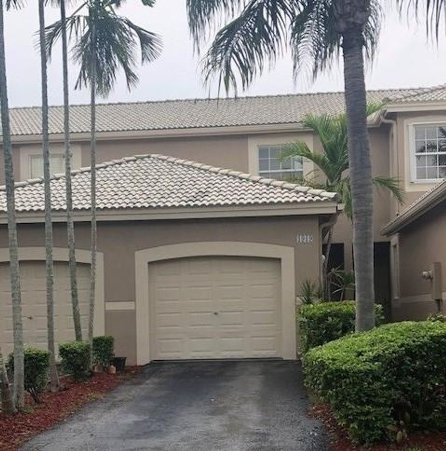 Gorgeous  2/1.5 Townhome at San Messina in  Weston. Freshly painted, stainless steal appliances, laminate floors throughout, washer and dryer. Top rated schools. Won't last !!!