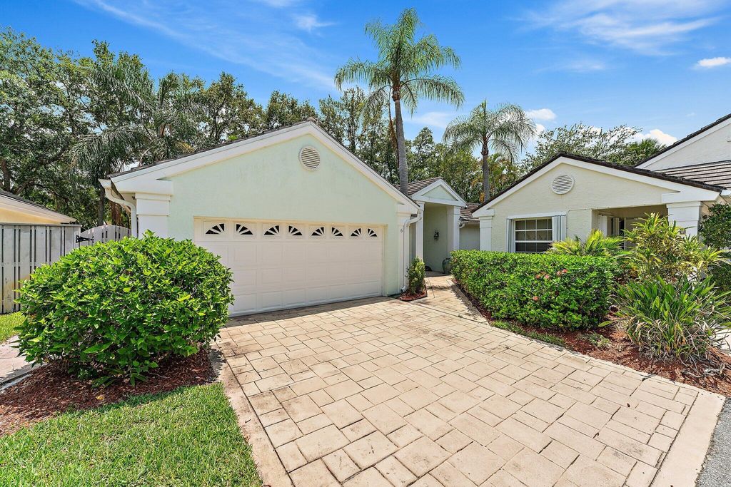 Photo of 6 Admirals Court, Palm Beach Gardens, FL 33418 (MLS # R10991327)