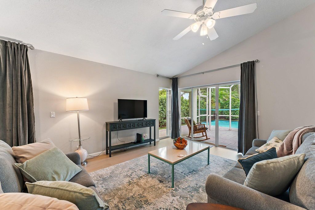 Photo of 6 Admirals Court, Palm Beach Gardens, FL 33418 (MLS # R10991327)