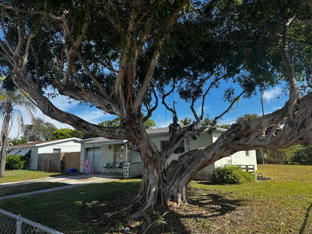 Photo of 1410 NW 1st Court, Boynton Beach, FL 33435 (MLS # R11153268)