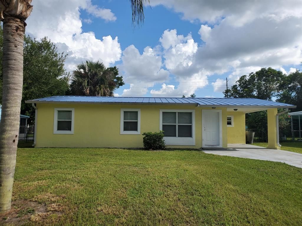 Photo of 805 Wisteria Avenue, Fort Pierce, FL 34982 (MLS # R10734697)