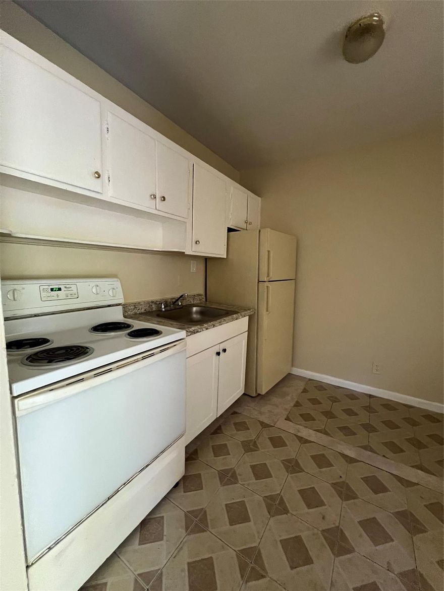 Close to downtown Fort Lauderdale with shopping/dining/nightlife has to offer. Assigned off street parking. 2/1 available has tile flooring throughout. Wall unit a/c.