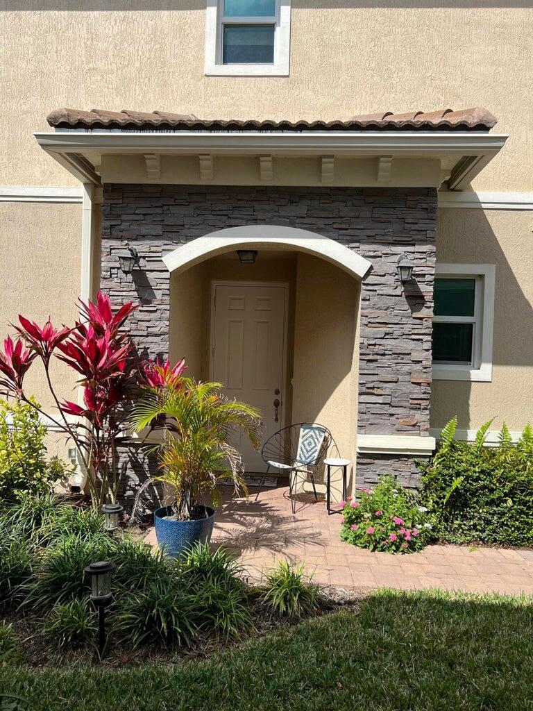 Beautiful 4 bedrooms/ 3 full bathroom/ 1 car garage townhouse located at Heritage Enclave. Located just minutes from the beach.