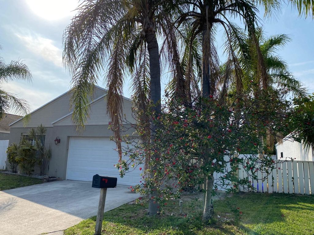 Photo of 88 Buxton Lane, Boynton Beach, FL 33426 (MLS # F10432103)