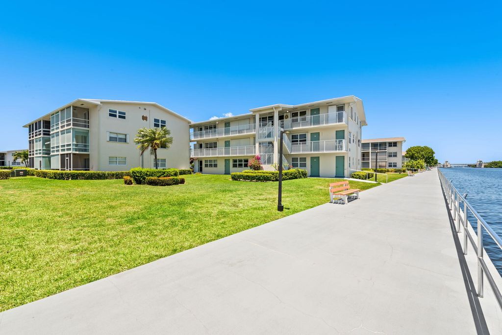 Photo of 850 E Horizons E #309, Boynton Beach, FL 33435 (MLS # B26026949)