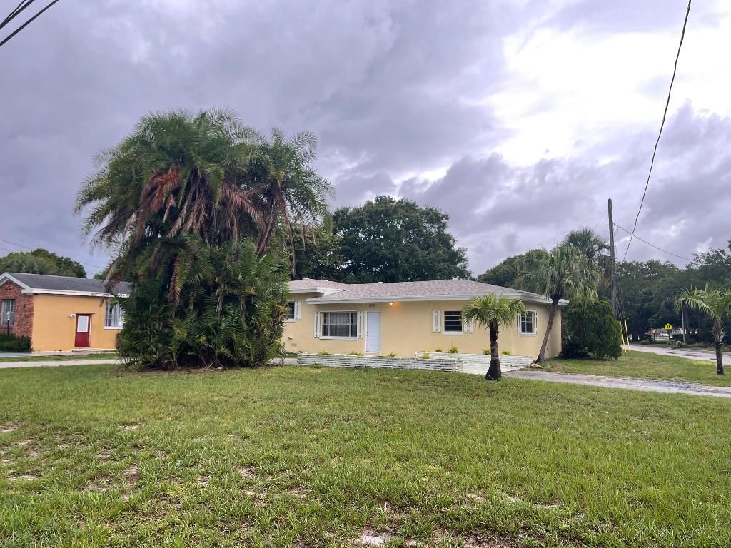 Photo of 1701 Sunrise Boulevard, Fort Pierce, FL 34950 (MLS # R10938946)