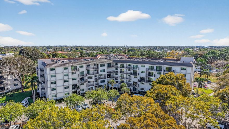 Available for financing with only 5% down (and 3% for qualifying first time buyers!). Bathroom is updated. 2020 AC. Private balcony. Washer and dryer in unit.River Reach is a private island on South Fork of the New River. Ocean access boat dockage just $49 per ft - per year for boats to 50 ' OAL. No fixed bridges. 24/7 security. 3 heated pools, pickleball, tennis court, gym, pet area, community building, fitness center, kayak storage, car wash areas, freshly landscaped. Central to downtown. Can rent first year! One assigned parking space, plenty of guest spots.