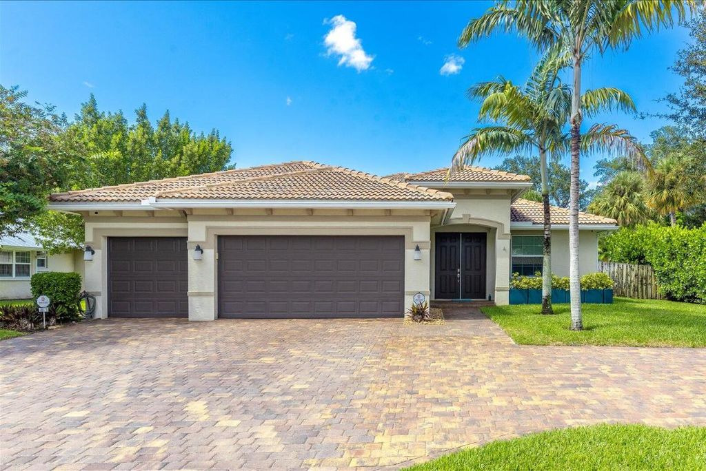 Photo of 8071 SE Windjammer Way, Hobe Sound, FL 33455 (MLS # R11122627)
