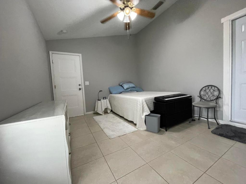 PORT ST LUCIE SECTION 4 - Residential Lease