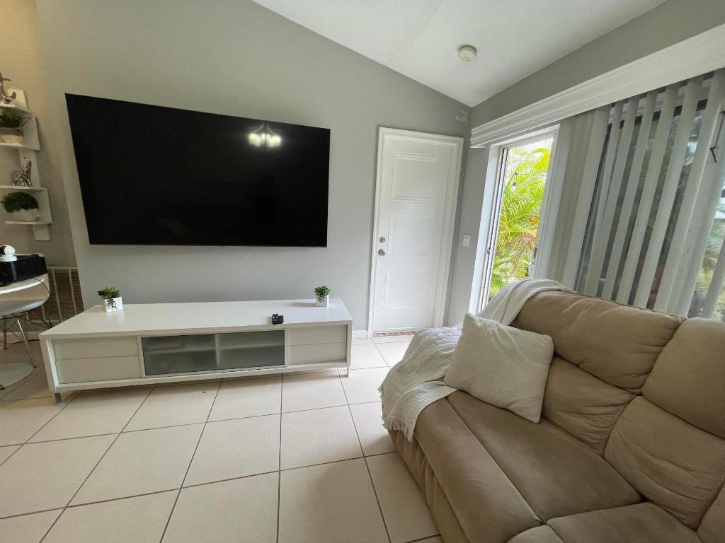 PORT ST LUCIE SECTION 4 - Residential Lease