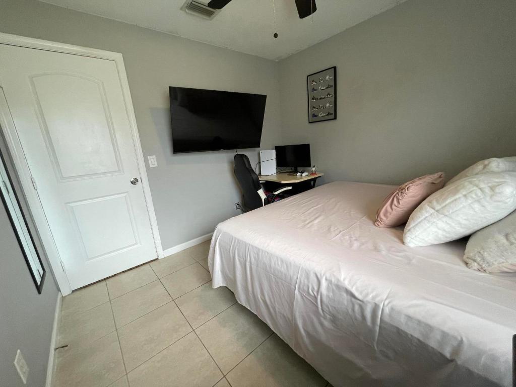 PORT ST LUCIE SECTION 4 - Residential Lease