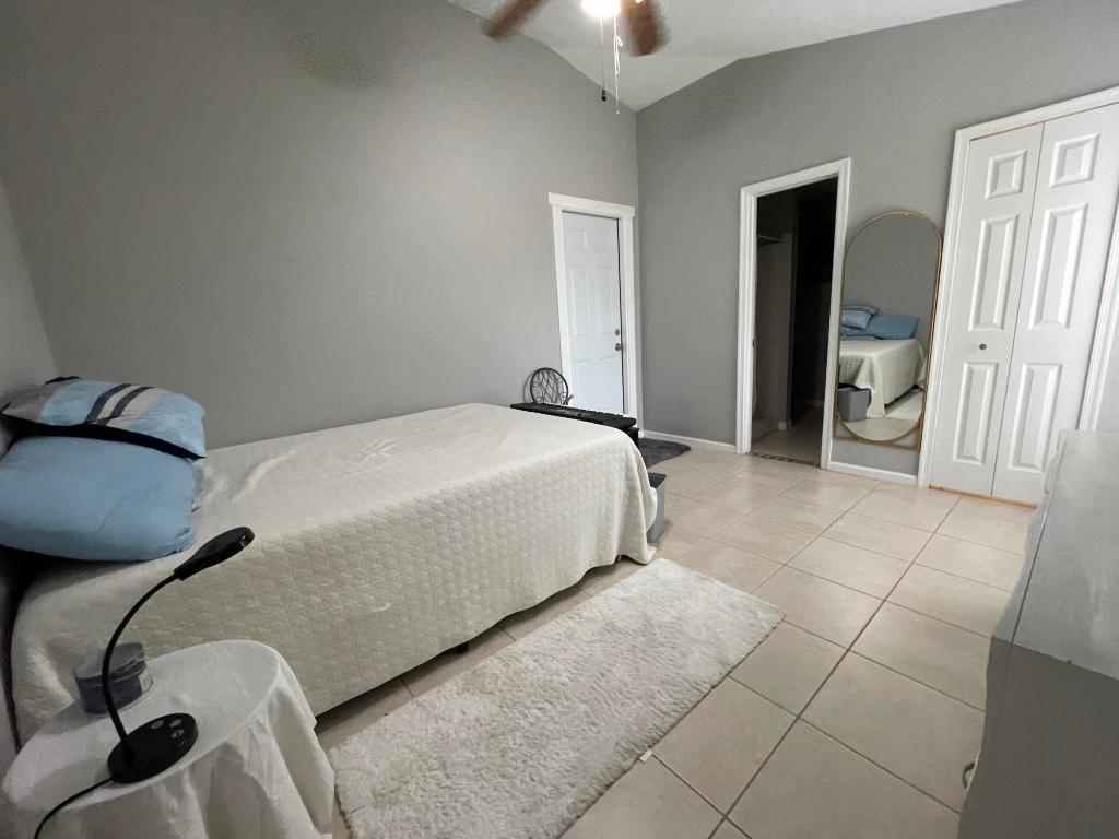 PORT ST LUCIE SECTION 4 - Residential Lease