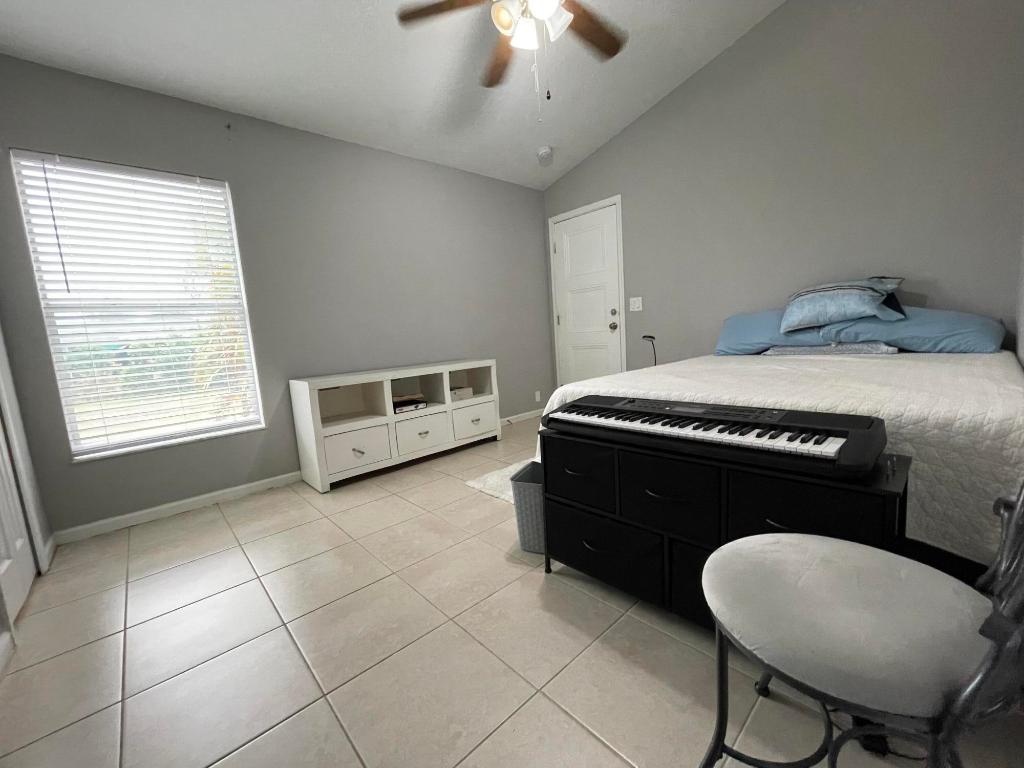 PORT ST LUCIE SECTION 4 - Residential Lease