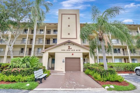 900 SW 142nd Ave 402 Pembroke Pines FL 33027