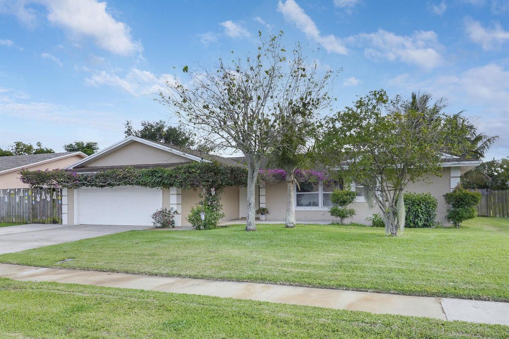 Photo of 5350 N Sandhurst Circle N, Lake Worth, FL 33463 (MLS # R11078933)