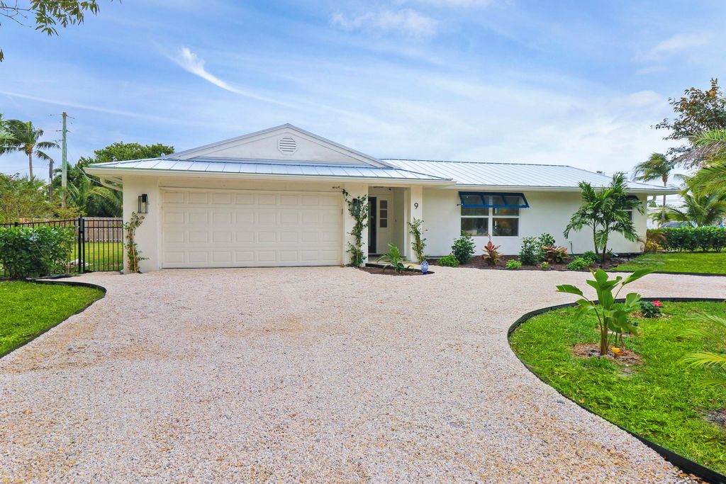Photo of 9 W Riverside Drive, Jupiter, FL 33469 (MLS # R11163776)