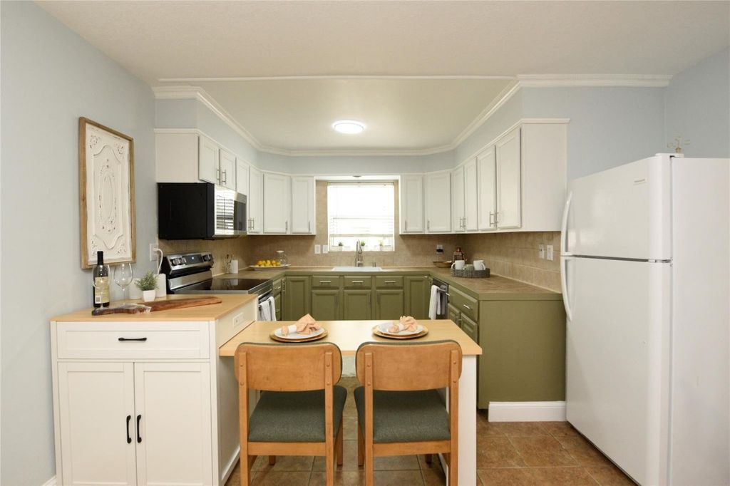 Photo of 1010 SE 15th Street #112, Fort Lauderdale, FL 33316 (MLS # F10522976)