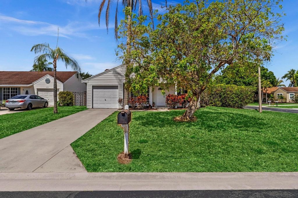 Photo of 8727 Spring Valley Drive, Boynton Beach, FL 33472 (MLS # F10500187)