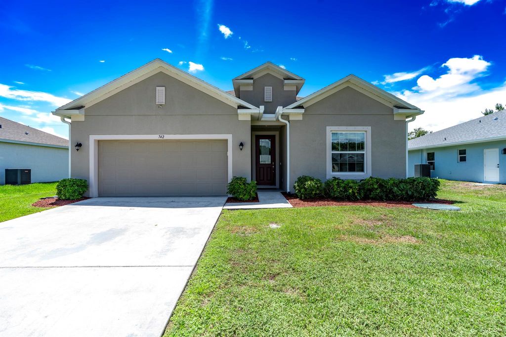 Photo of 742 SE Majestic Terrace, Port Saint Lucie, FL 34983 (MLS # R11120560)
