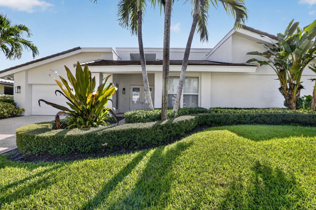 Photo of 625 LAKEWOODE Circle W, Delray Beach, FL 33445 (MLS # B26062301)
