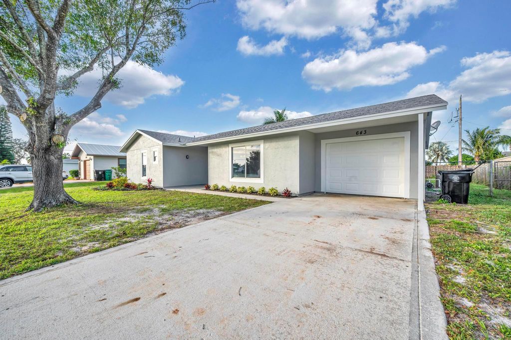 Photo of 643 SW Dolores Avenue, Port Saint Lucie, FL 34983 (MLS # R10944541)