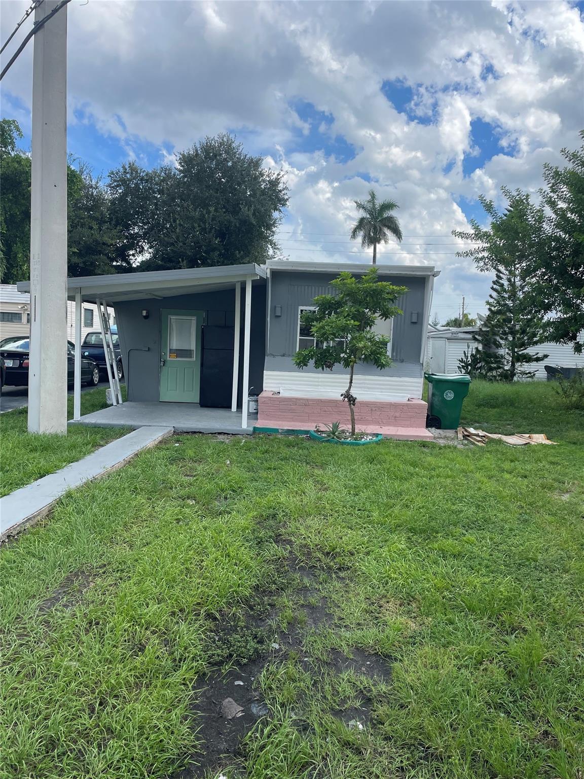 Beautiful 3/1 mobile home - assoc. states it is HOPA verified - updated kitchen and floors - bedrooms just need closets - bonus room / Florida room - -truly a must see.........