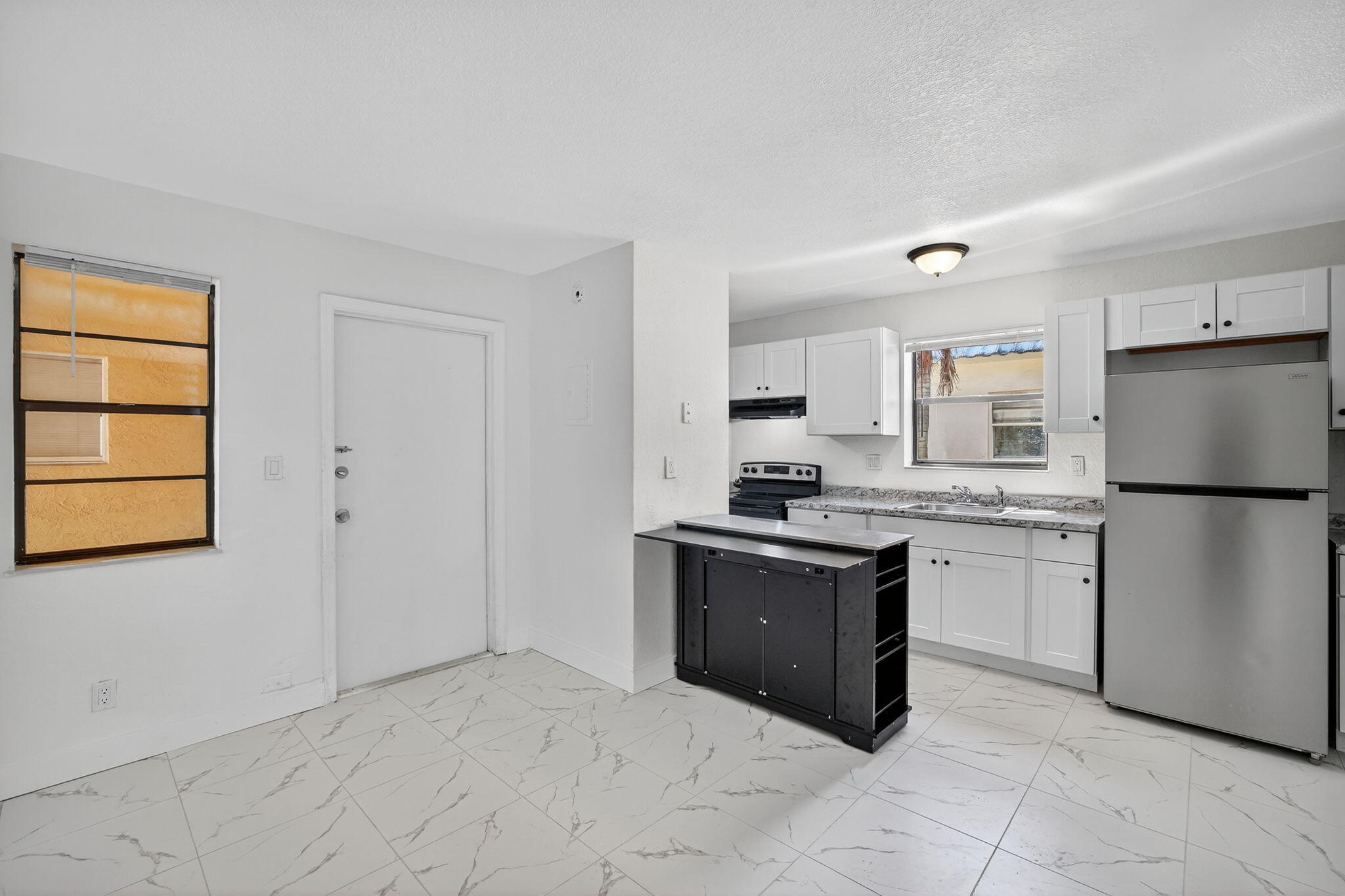EL SOL AT MAIN STREET CON - Residential Lease