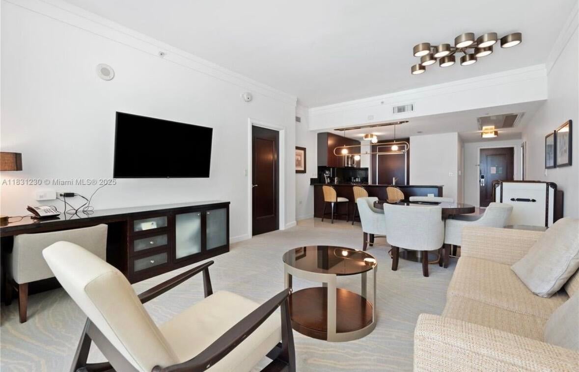 4391 Collins Avenue 623