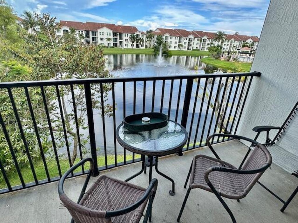 Photo of 822 Villa Circle, Boynton Beach, FL 33435 (MLS # B26021436)