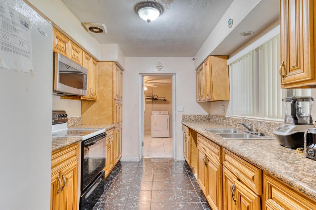 Photo of 3851 SW 10th Court, Fort Lauderdale, FL 33312 (MLS # R11130098)