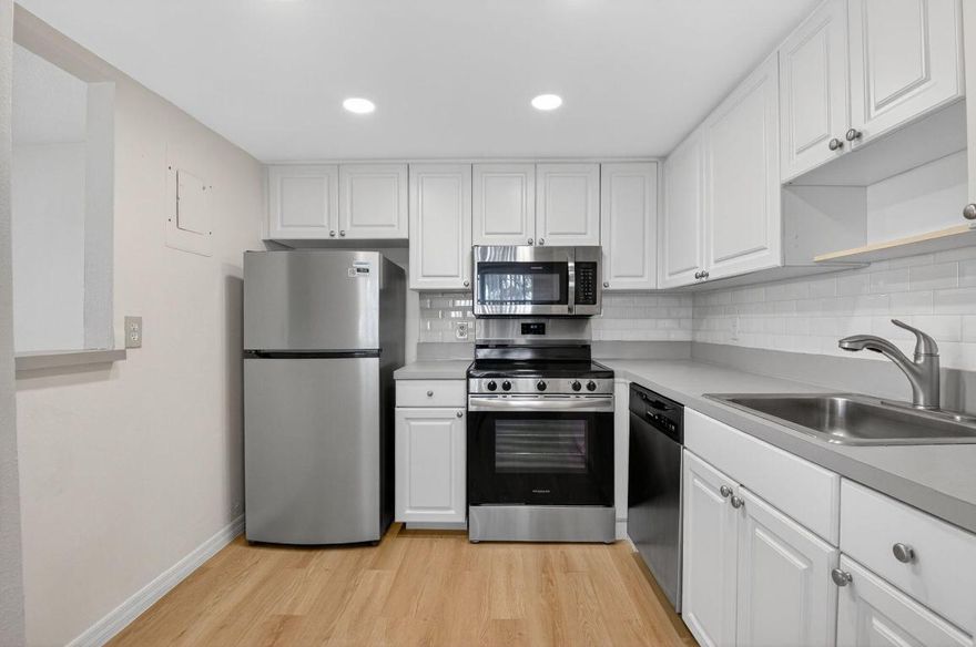 Lovely and Bright 1/1.5 First Floor corner unit. Parking right in front of your back patio door. BRAND NEW Stainless steel appliances and a New AC. The Kings Point community offers a variety of amenities, including golf, tennis, indoor and outdoor pools, pickleball, a cafe, theater, and more. Courtesy shuttle bus and so much more!