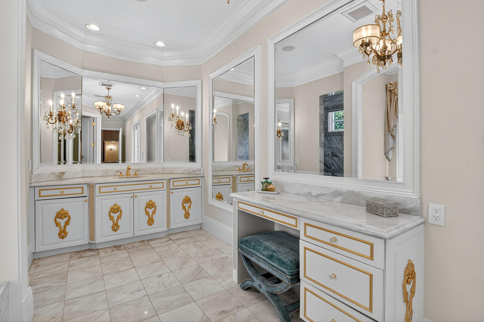 ROYAL PALM YACHT & COUNTRY CLUB - Residential