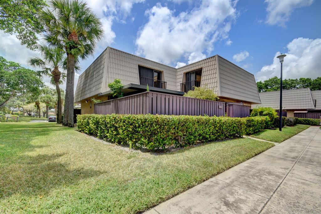 Centrally located TH, in Sandalwood Lakes so.Private fenced & screened & tiled patio.Accord, shutters on 2nd floor. 2 BR w/bathin ea. Walk to pool, play bocce, tennis, or racquet ball, kiddy park & picnic area. Gentlyused by original owner. Rheem A/C system inplace 2/2015, refridge 2/2017. orig. Kitchen cabs. in great condition. Airport 15 min., restaurants & Publix 10 min., Beaches 20 min.,I-95 5 minutes, Discount Mall 15 min.