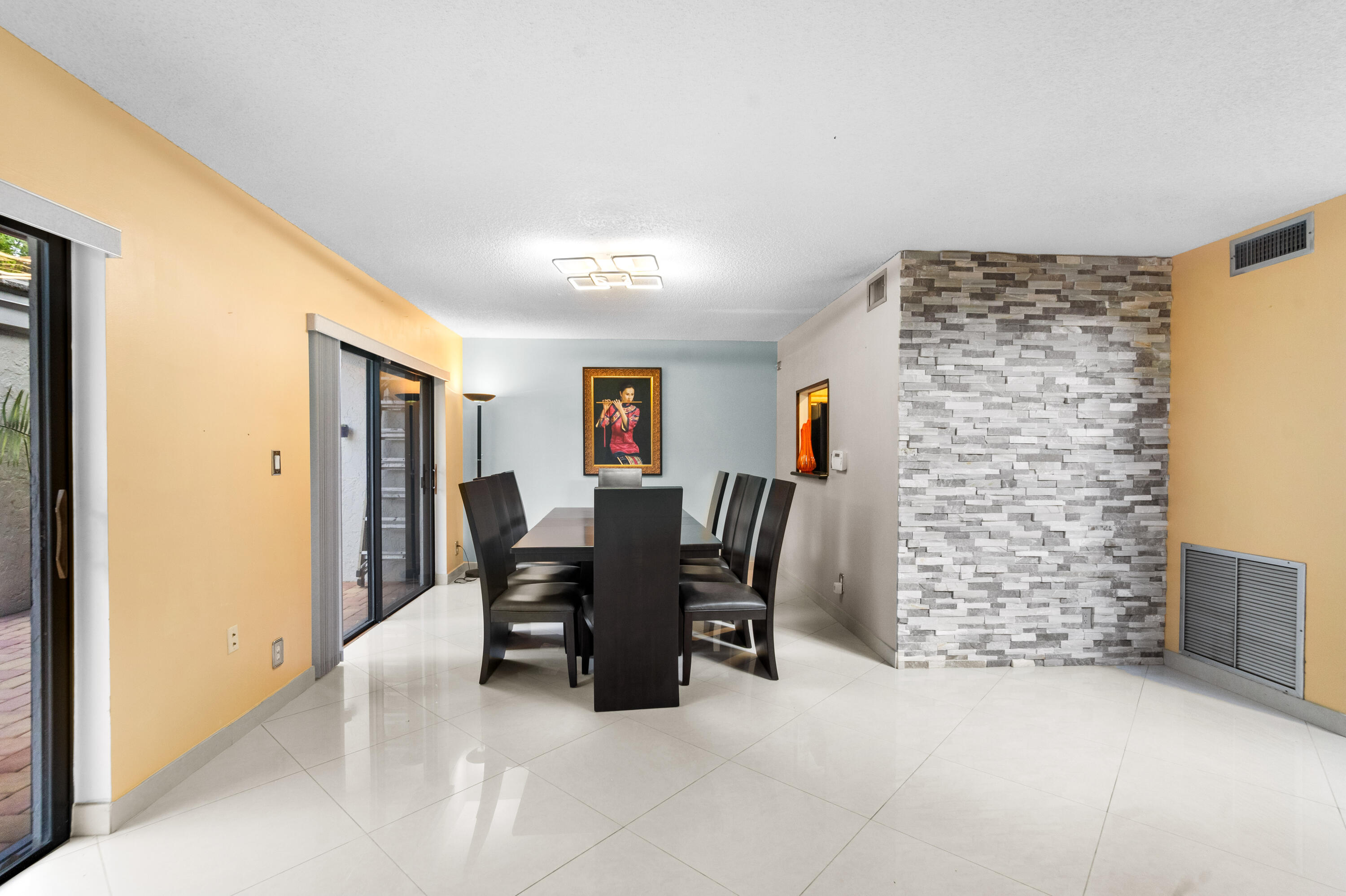 FAMILY TOWNHOUSES OF THE LAKES - Residential