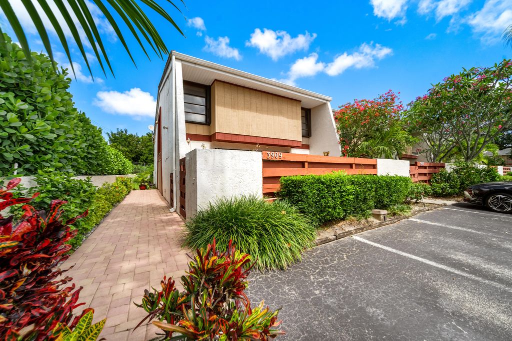 Photo of 3909 Parkside Lane #234, Hollywood, FL 33021 (MLS # B26031961)
