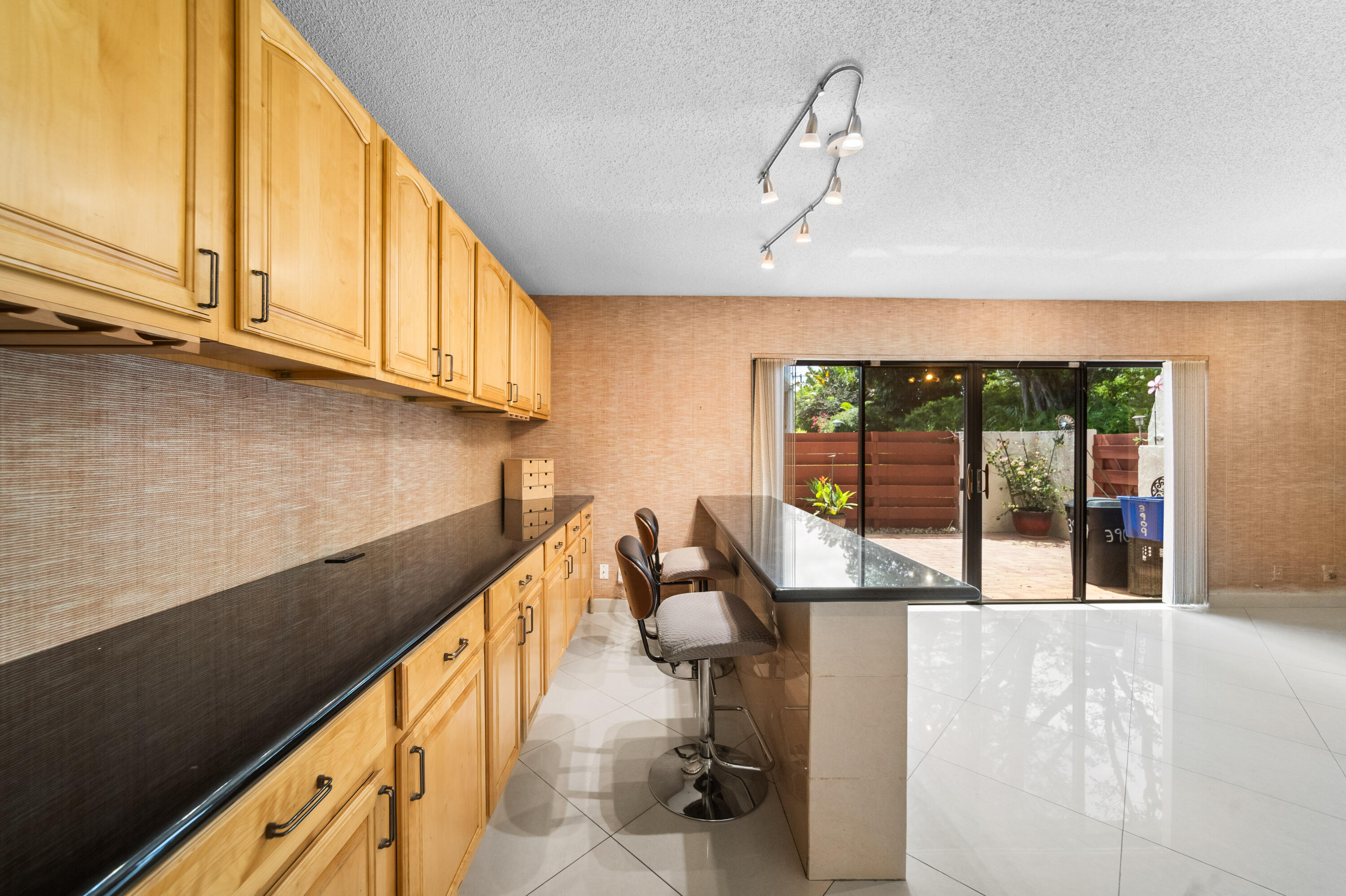 FAMILY TOWNHOUSES OF THE LAKES - Residential