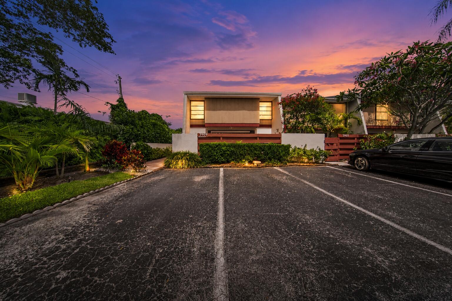 FAMILY TOWNHOUSES OF THE LAKES - Residential