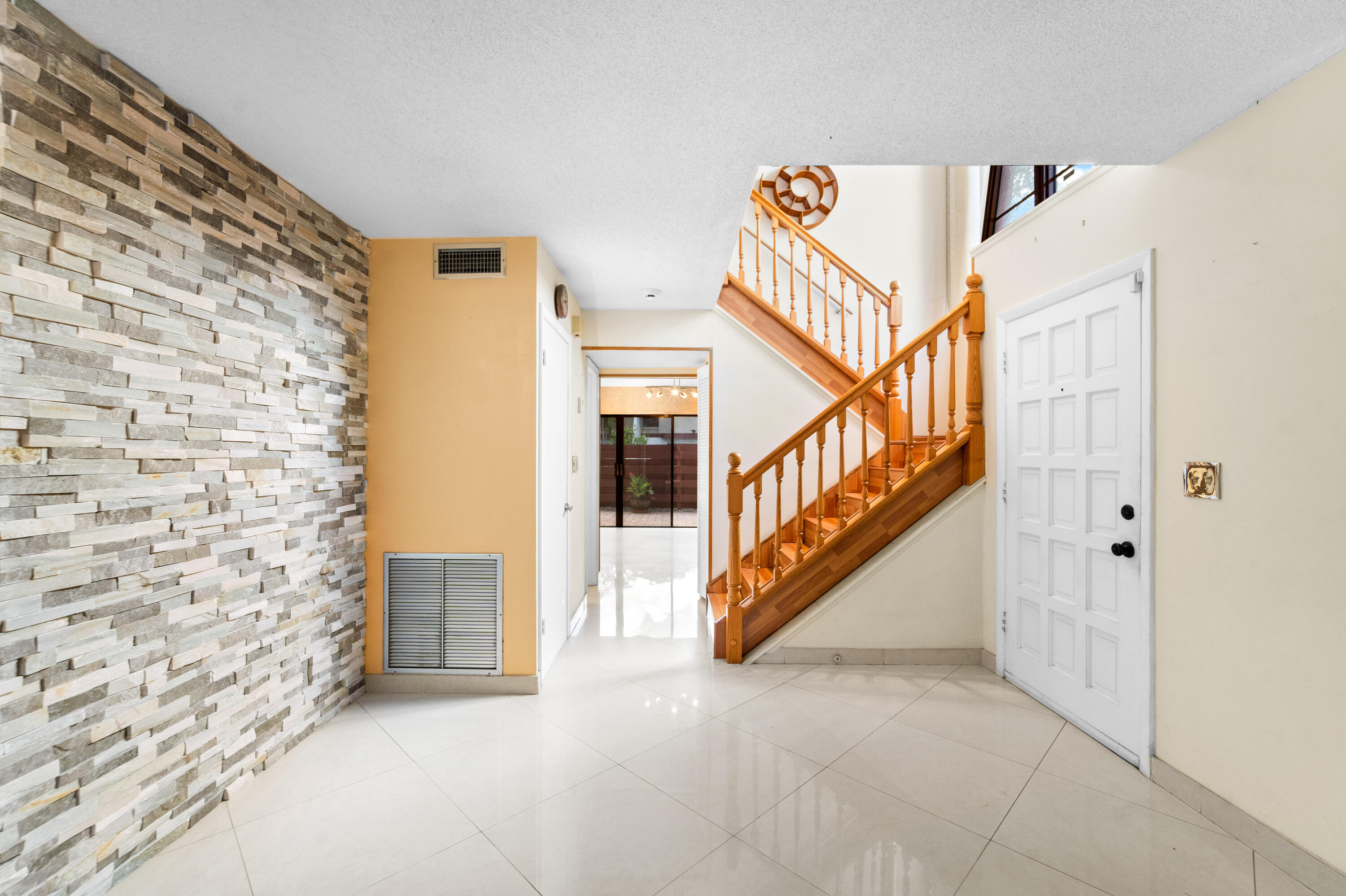 FAMILY TOWNHOUSES OF THE LAKES - Residential