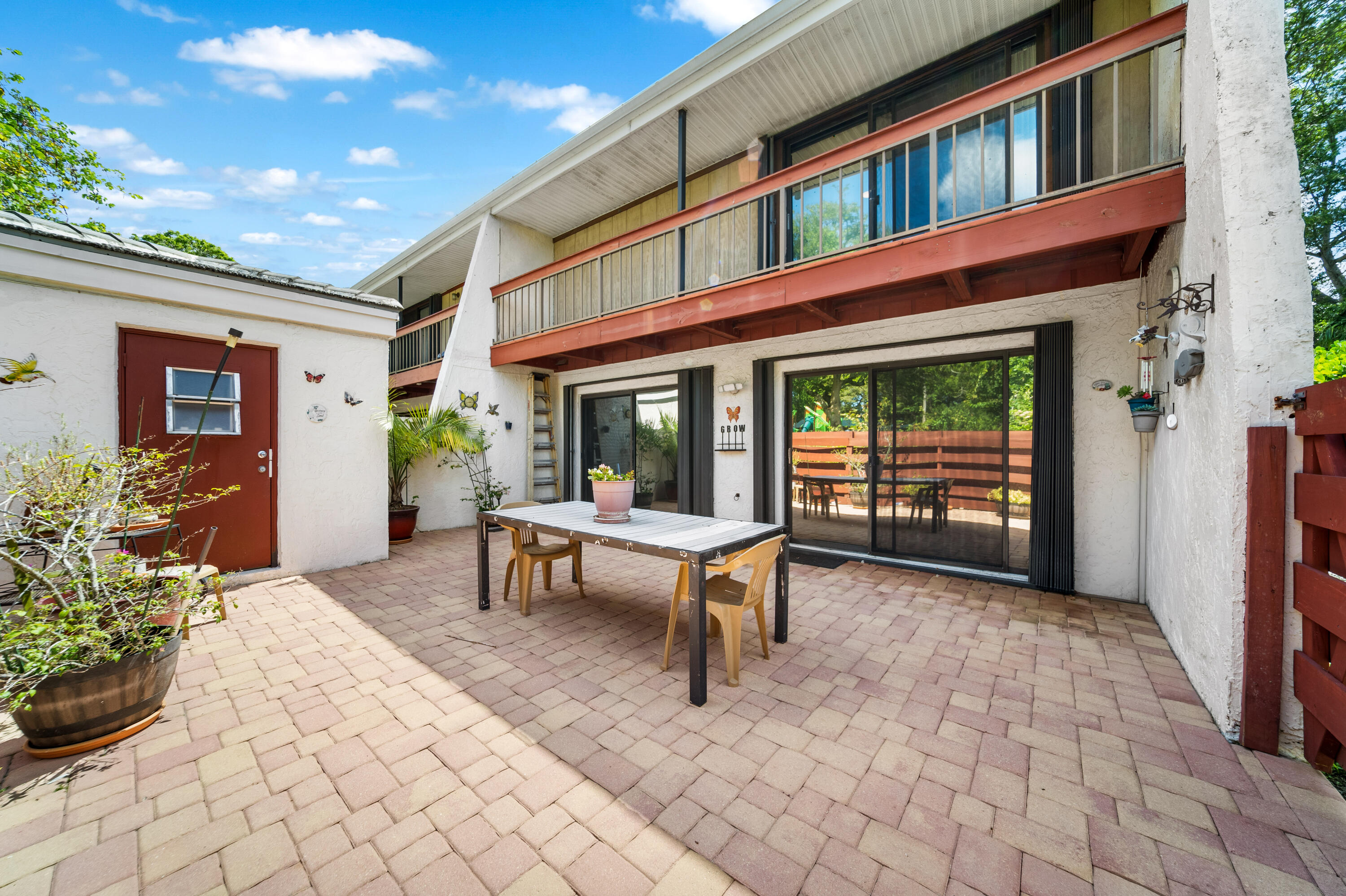 FAMILY TOWNHOUSES OF THE LAKES - Residential