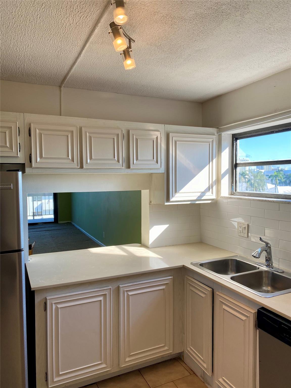 4800 Bayview Dr 606